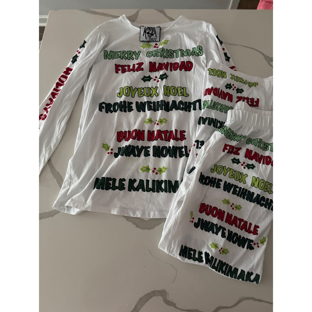 Glo Gang 2022 Merry Christmas Pajama Set White Multi Language Womens Small 2pc